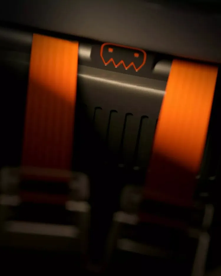 車內甚至還配備了橘色安全帶，營造出電競風格與賽道基因的完美融合。原廠照片