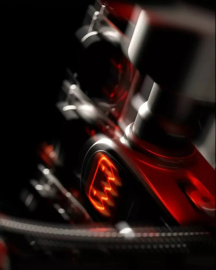 相當醒目、代表1980年代經典遊戲「小精靈」的鬼魂Logo點綴後，讓Insteroid宛如直接從遊戲世界衝出來的賽車。原廠照片