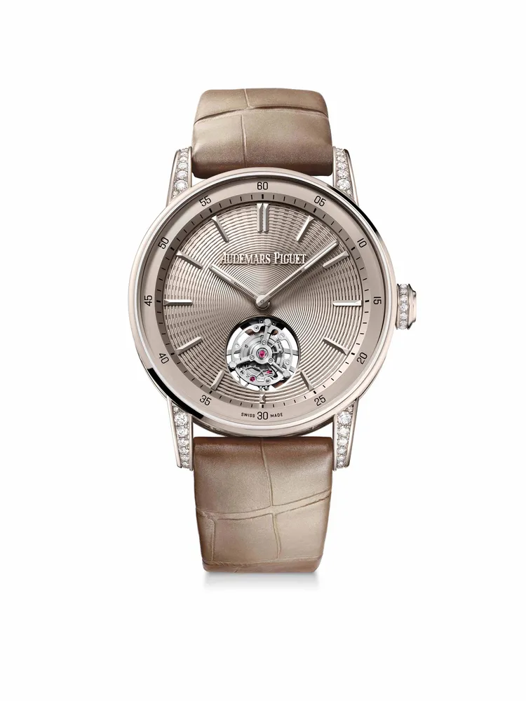 AP CODE 11.59自動上鍊飛行陀飛輪腕錶，38mm，18K沙金錶殼，沙金色錶盤，米色大方格鱗紋鱷魚皮錶帶，2968自動上鍊機芯，動力儲存50小時，防水深度30米。品牌提供