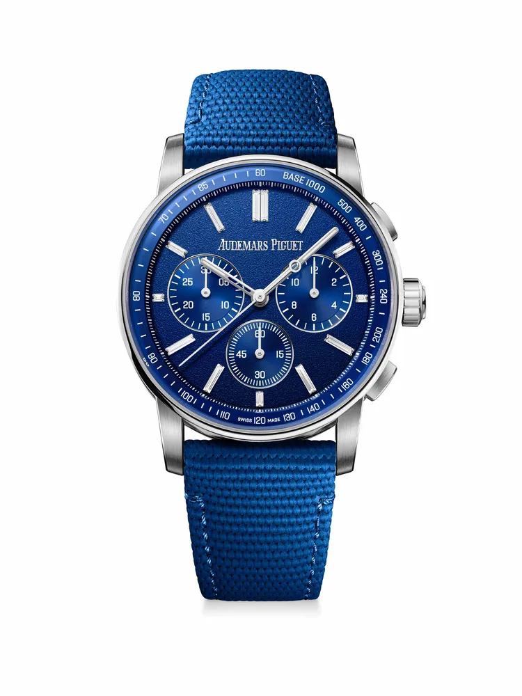 AP CODE 11.59自動上鍊計時碼錶，41mm，18K白金錶殼，Tuscany藍色紋粒表面，包覆藍色紋理橡膠錶帶，4409自動上鍊機芯，動力儲存70小時，防水深度30米。品牌提供