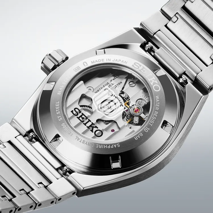 錶款並搭載藍寶石水晶透明背蓋。品牌提供