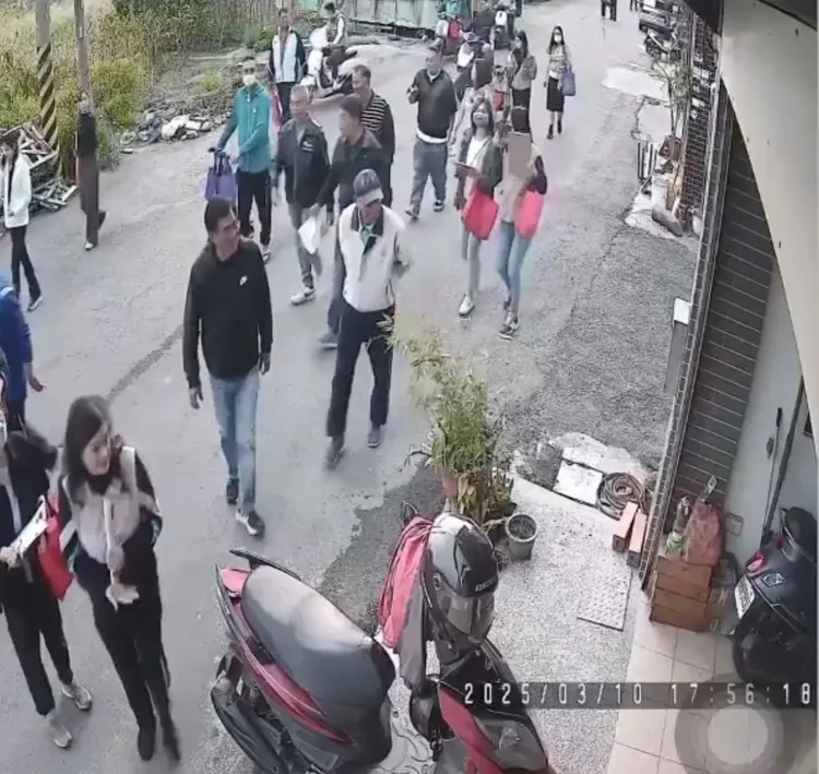 林淑勉廣發縣議員黃榮利等人按戶蒐集罷免連署影像，指稱連公所臨時人員都出動。翻攝照片