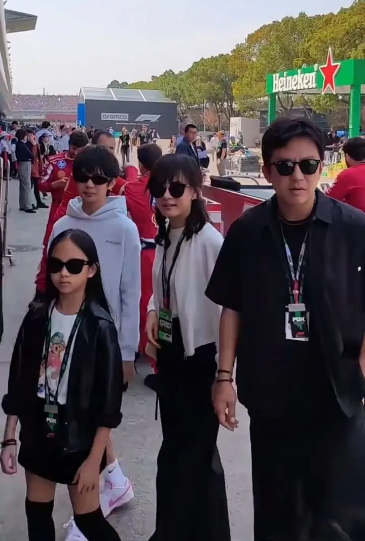 鄧超（右起）、孫儷帶著兒子等等、女兒小花在上海看F1比賽。翻攝會火微博