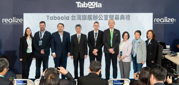 Taboola高層與政府官員之開幕合影（由左至右為：駐台北以色列經濟文化辦事處代表Maya Yaron 游瑪雅、Taboola 資深研發副總裁 Tal Sliwowicz、數發部政務次長闕河鳴、國科會副主委蘇振綱、Taboola 總裁曁營運長 Eldad Maniv、外交部政務次長吳志中、Taboola 人資長 Kristy Sundjaja、天下雜誌發行人殷允芃、Taboola 研發副總裁暨洛杉磯與台灣研發中心負責人俞寧寧）。Taboola提供