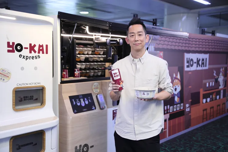 Yo-Kai Express創辦人林志鴻拿著機器生產的拉麵與飲品。彭欣偉攝