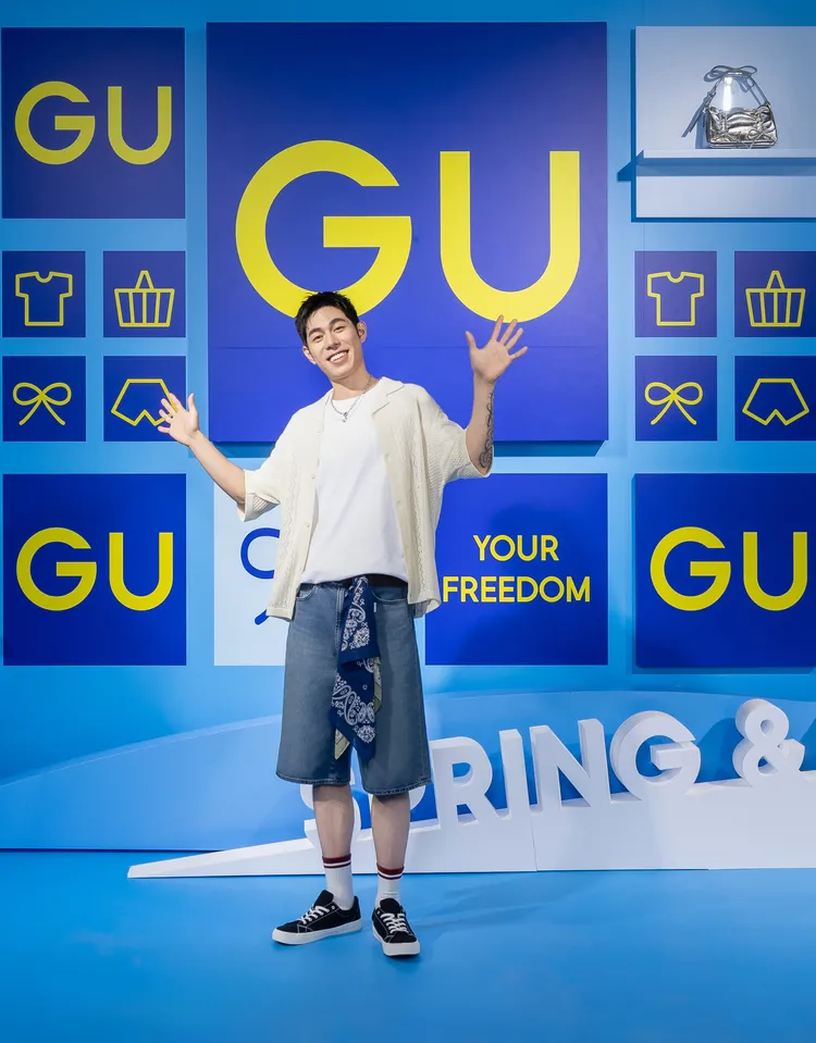 詹懷雲以淺色網眼針織襯衫、白色上衣搭配過膝Jorts牛仔短褲。品牌提供