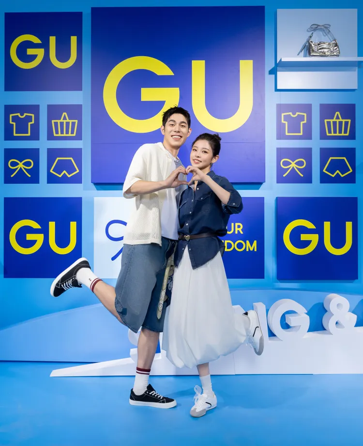 詹懷雲（左）、詹子萱（右）以白色、丹寧的造型搭出情侶裝。品牌提供