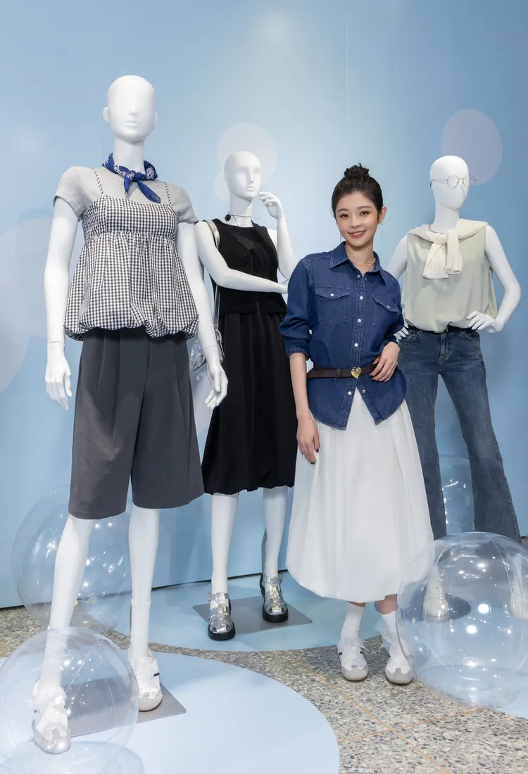 詹子萱選擇牛仔襯衫搭配今年春夏超夯的白色泡泡中長裙。品牌提供