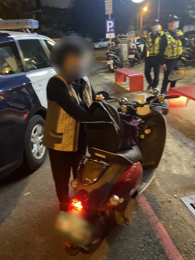 警方向婦人商借電動車追捕逃逸移工。翻攝畫面