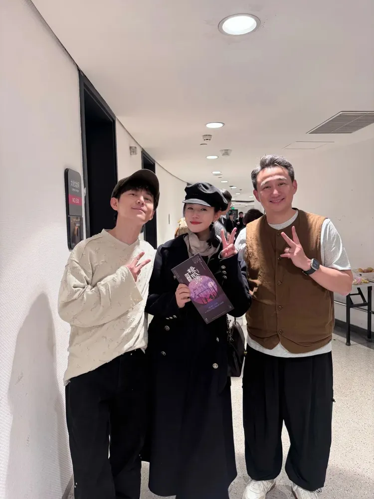 陳妍希（中）和《暗戀桃花源》演員黃磊（右）、何炅合照。翻攝陳妍希小紅書