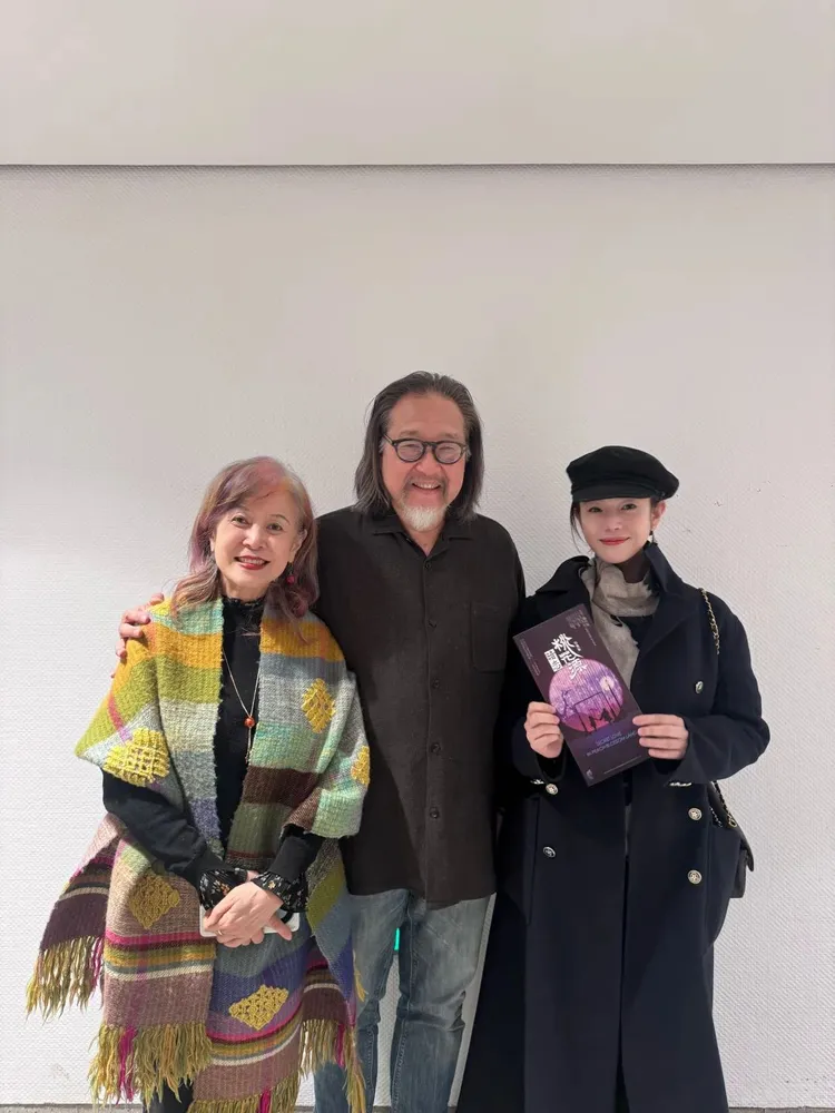 陳妍希（右起）問候導演賴聲川、丁乃竺夫婦。翻攝陳妍希小紅書