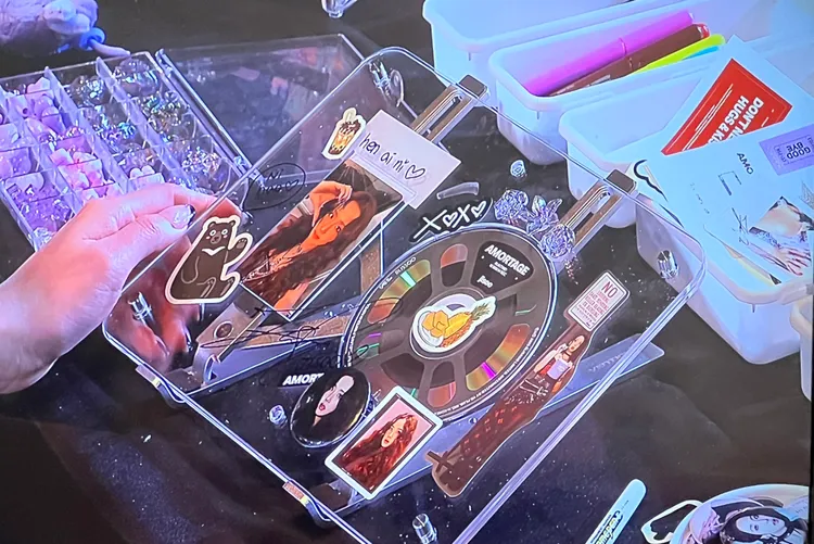 Jisoo貼了台灣黑熊、珍珠奶茶、鳳梨等跟台灣有關的貼紙。讀者提供