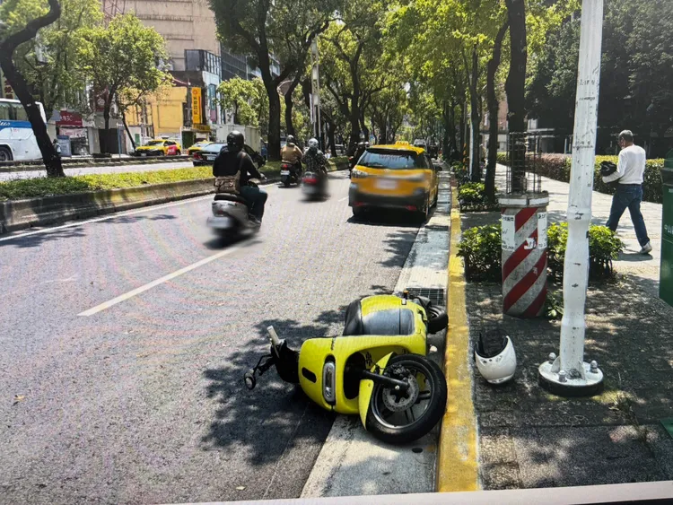 機車衝到人行道上。警方提供