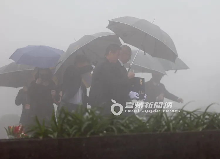 具俊曄和親友們一起到玫瑰園。特勤中心攝