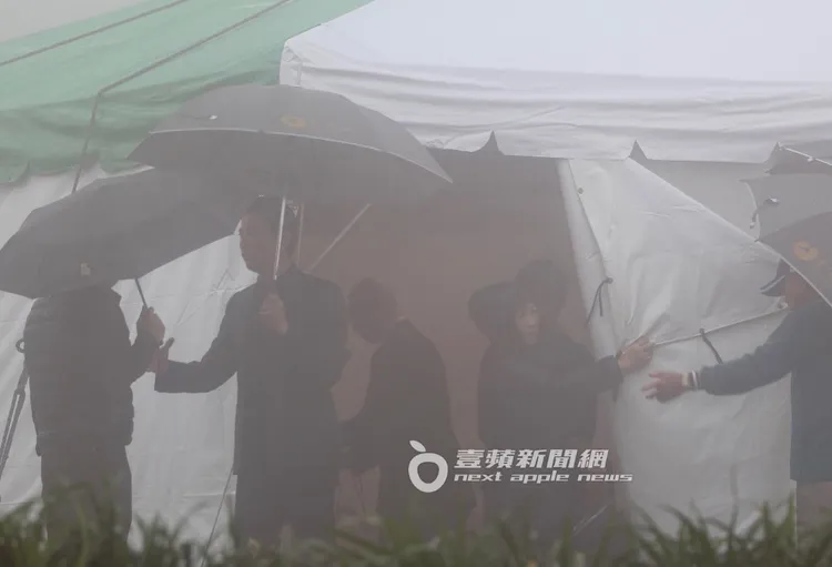 下葬區有白色帳棚遮住，不讓外人打擾。特勤中心攝