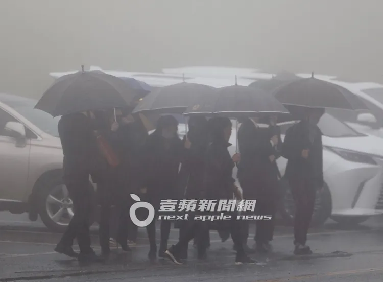 S親友一行人上山送別大S，S媽也在其中。特勤中心攝