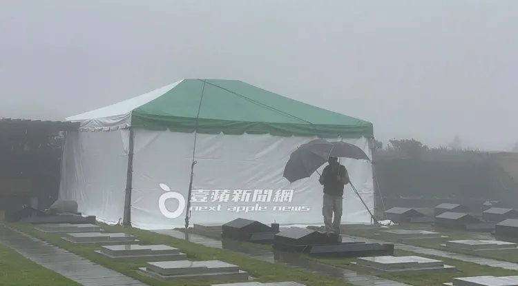 大S下葬時有白色帳棚遮蔽秘密進行，區域為獨立墓地、沒有遮雨棚。特勤中心攝