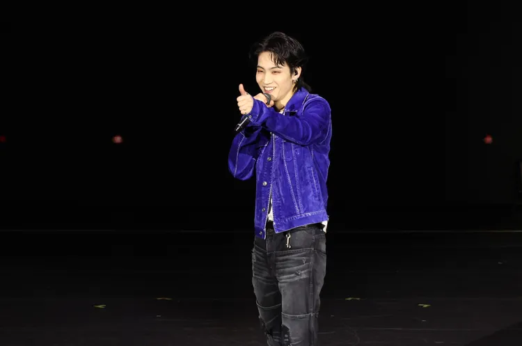 JAY B後來滿意粉絲的叫聲，比出大拇指誇讚。莊宗達攝