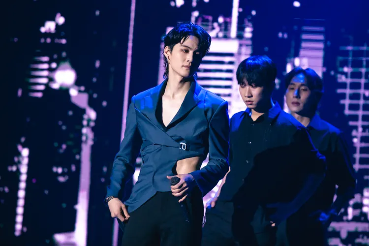 JAY B展現好身材，露出左邊人魚線。星月文創有限公司STARMOON提供