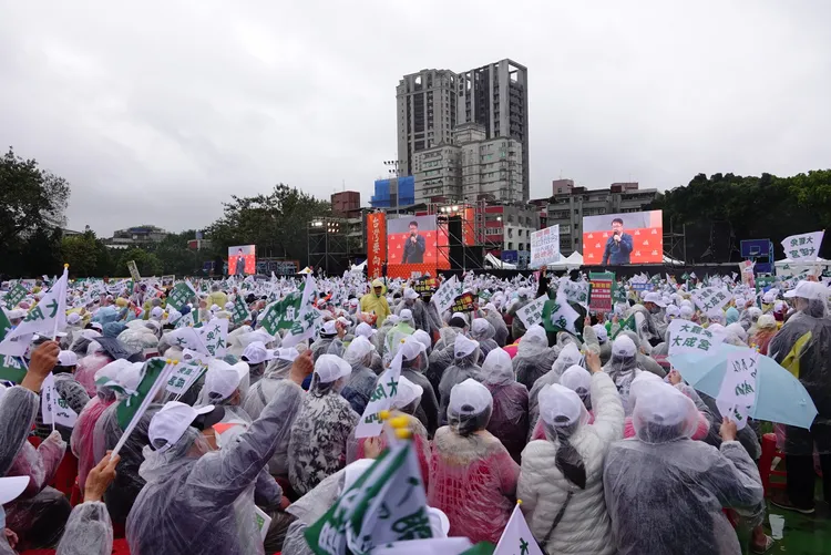 林右昌指出，台灣有難所以人民站出來，雖然天氣下著雨，民眾卻非常的踴躍進場。記者莊宗達攝