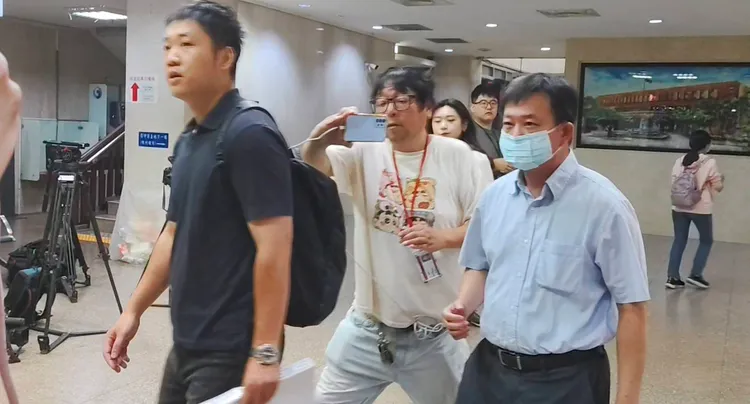 京華城監察人張志澄(右)日前遭北檢諭令250萬元交保。張欽攝