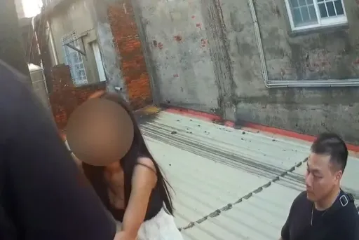 警破賣淫養生館 長髮低胸妹逃屋頂仍被逮