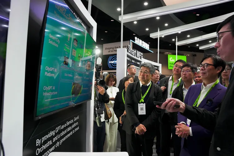 陳其邁參觀鴻海展區，關注其在AI與智慧製造領域的最新成果。市府提供