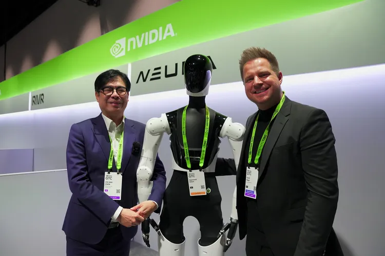 陳其邁市長在NVIDIA Robotics展區，親身體驗最新機器人技術。市府提供