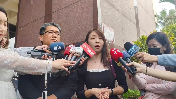 超基因律師邱筱涵(右)、李傳侯(左)。張欽攝