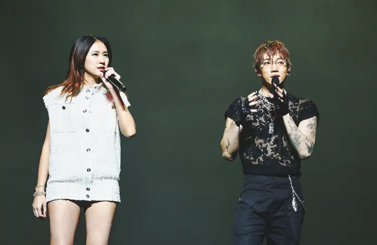 ØZI（右）與嘉賓9m88合唱。圖／寬宏藝術Ｘ華納音樂Ｘ奧曼音樂提供