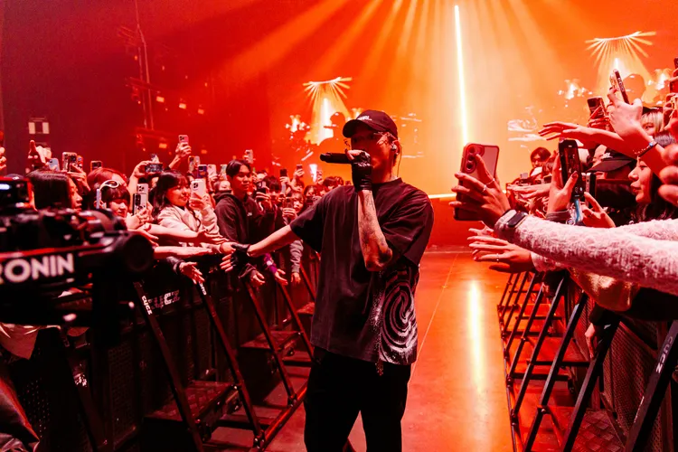 ØZI情勒粉絲小巨蛋見。圖／寬宏藝術Ｘ華納音樂Ｘ奧曼音樂提供