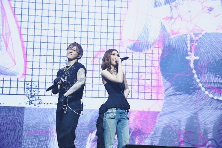 ØZI（左）與嘉賓Karencici合唱。圖／寬宏藝術Ｘ華納音樂Ｘ奧曼音樂提供