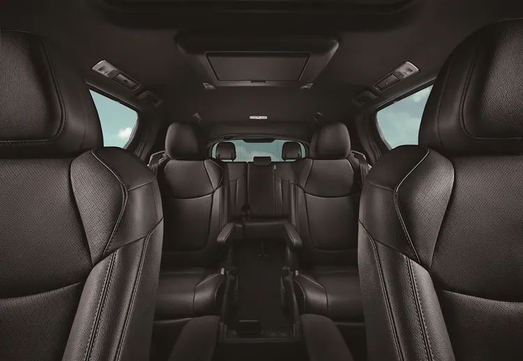 SIENNA旗艦版標配質感灰色內裝，營造沉穩內斂的車室氛圍，鉑金版則提供2種內裝色選擇，除了低調奢華黑色內裝，更增添全新黑米雙色內裝。業者提供