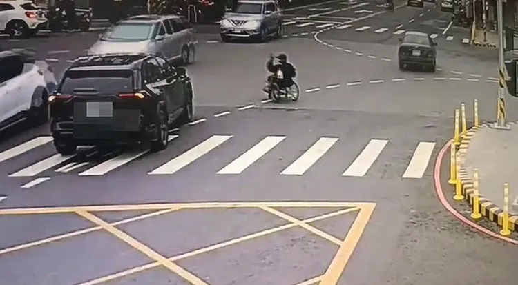 輪椅阿公闖紅燈時，還會向禮讓他先過的車子舉手示意。民眾提供