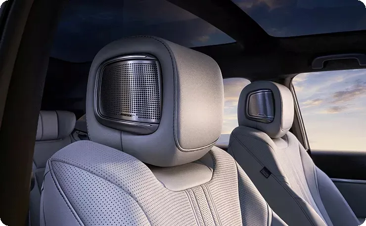 還可以車主還可選配Bose 16喇叭環繞音響，甚至連前座頭枕裡都內建了揚聲器。原廠照片