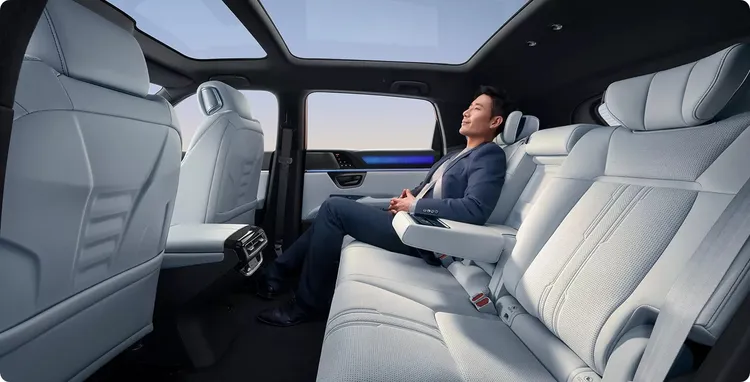 除了科技感滿滿的操作介面，S7也不忘提供舒適與豪華氛圍，雙玻璃天窗讓整個車內空間更加通透明亮。原廠照片