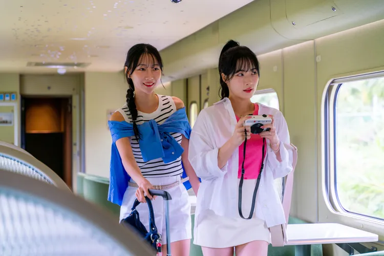 韓國啦啦隊全能女神李貞潤（左）、清純精靈朴旻曙（右）參與山嵐號宣傳拍攝。雄獅旅遊提供