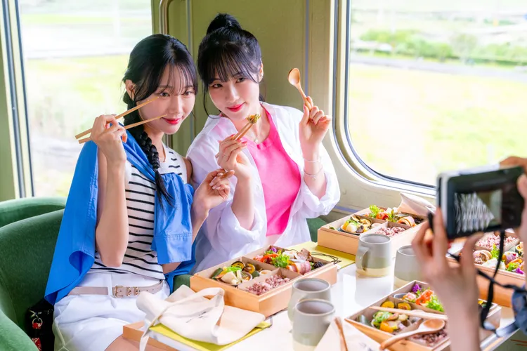 韓國啦啦隊全能女神李貞潤（左）、清純精靈朴旻曙（右）將臺灣東部的美好山嵐推廣至國際。雄獅旅遊提供