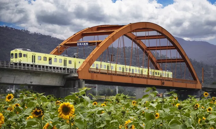 山嵐號沿途經過「客城鐵橋」緩行，旅客將有機會欣賞到綠油油稻田或金黃色稻浪。雄獅旅遊提供