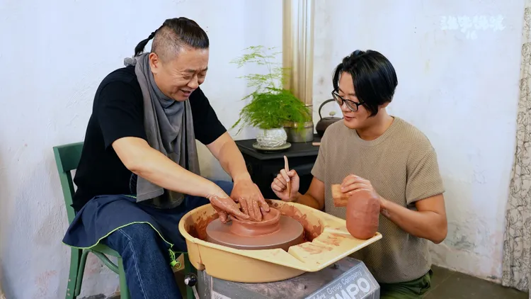 邰智源(左)挑戰半日陶瓷職人體驗。公視提供