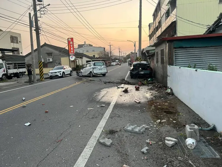 白色汽車撞上小貨車後，車上3人都棄車逃逸。翻攝畫面