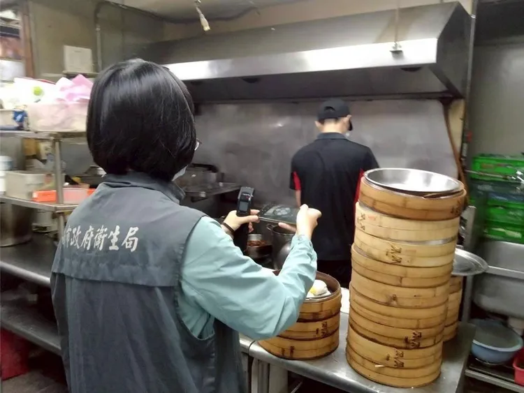 台南市衛生局派員稽查。南市府提供