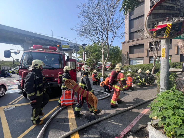 新北三重民宅火警救出一對嬤孫。讀者提供
