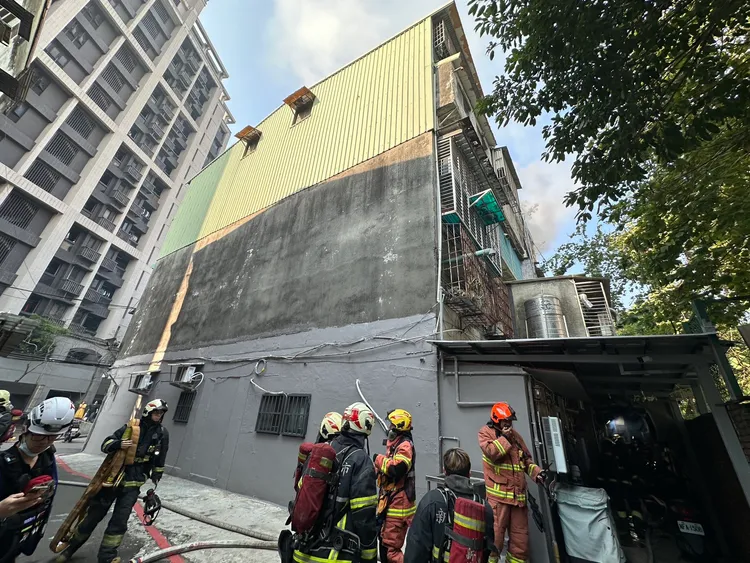 新北三重一棟五層樓民宅發生火警。讀者提供