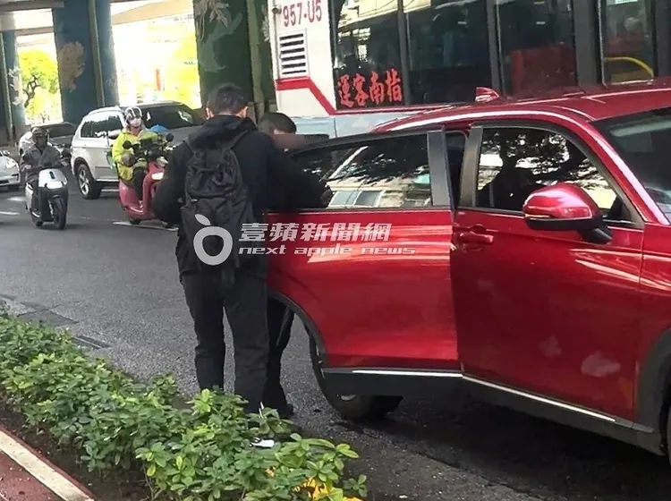李銘忠等友人上車才坐上車。特勤中心攝