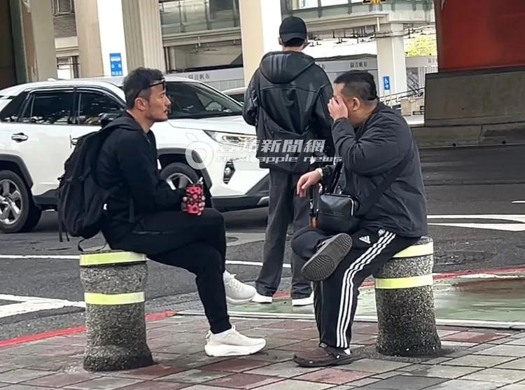 李銘忠友人講到激動處，用手揉眼睛。特勤中心攝