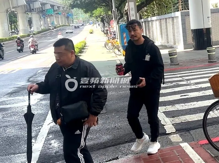 李銘忠（右）頭戴太陽眼鏡，身穿黑色長袖長褲、白鞋，打扮休閒。特勤中心攝