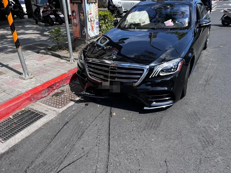 肇事的賓士車。警方提供