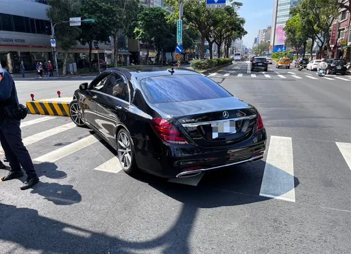 賓士S560違規自撞行人島 超糗影片曝!駕駛「覺丟臉」棄車跑