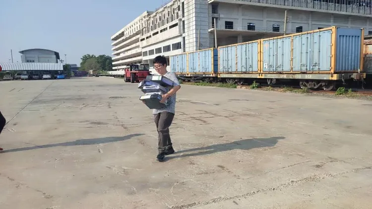 中國建商將文件搬走。MGR